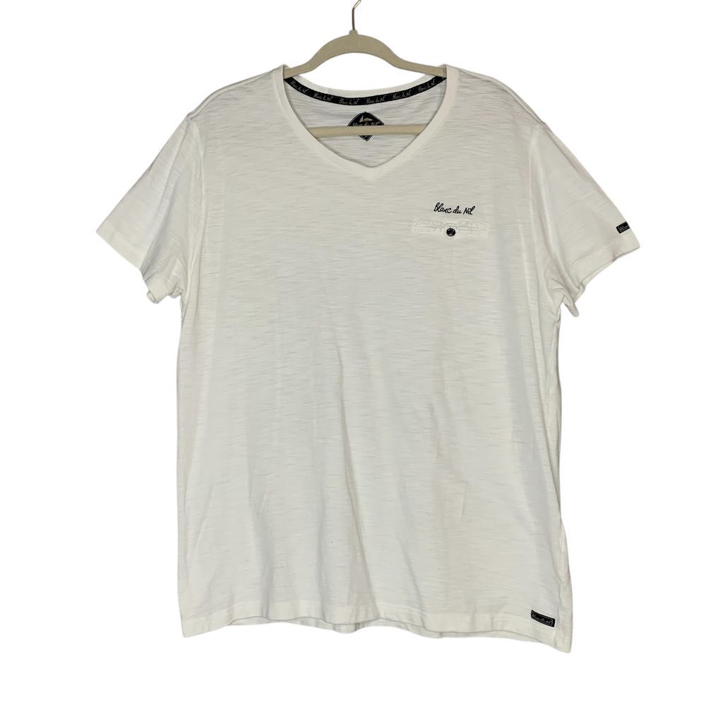 Blanc du Nil white short sleeve vneck shirt. Size‎ XL